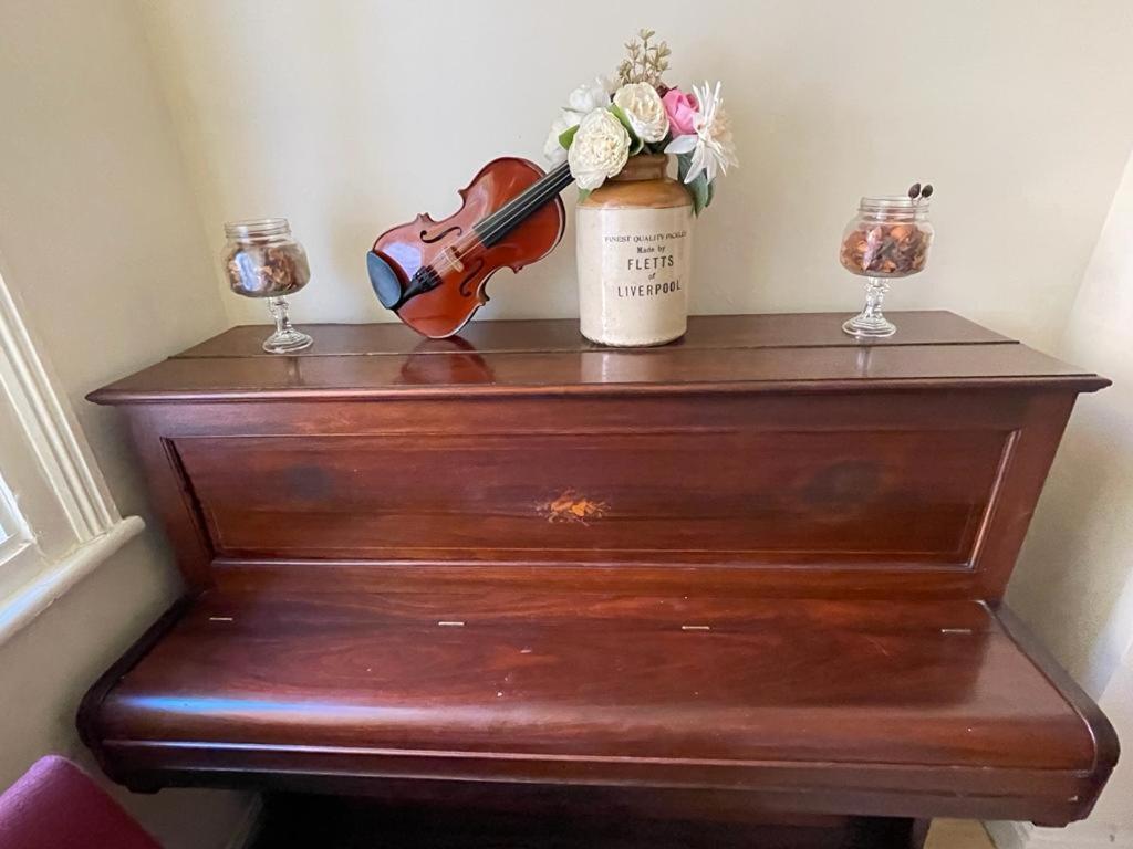 Room In Family Home Near Penny Lane Liverpool Luaran gambar