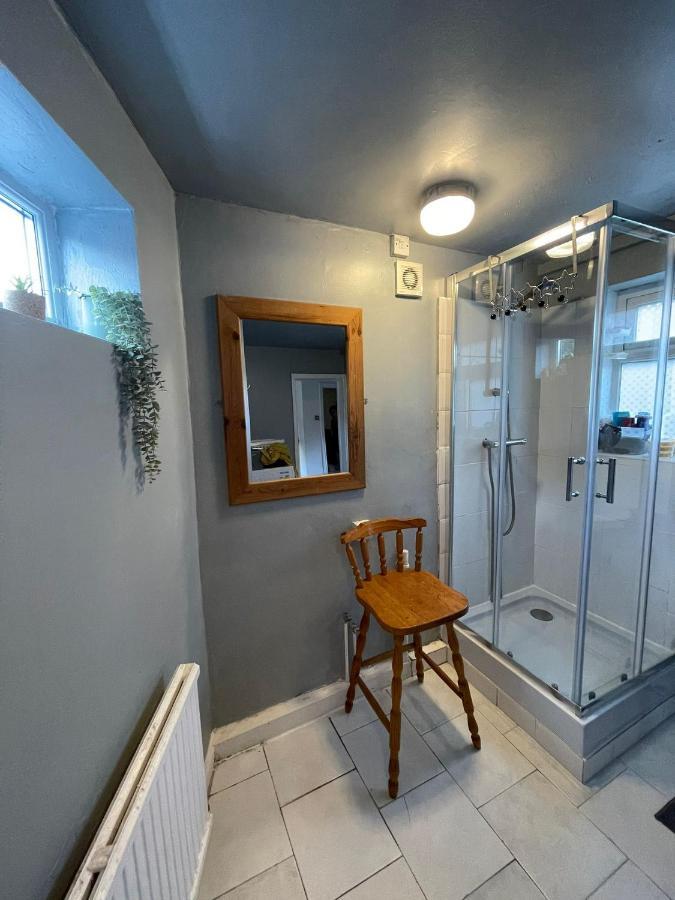 Room In Family Home Near Penny Lane Liverpool Luaran gambar