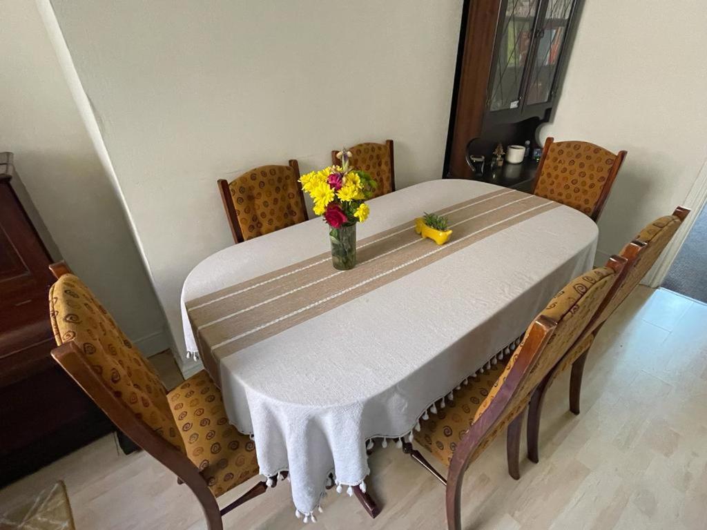 Room In Family Home Near Penny Lane Liverpool Luaran gambar