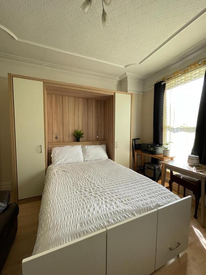 Room In Family Home Near Penny Lane Liverpool Luaran gambar