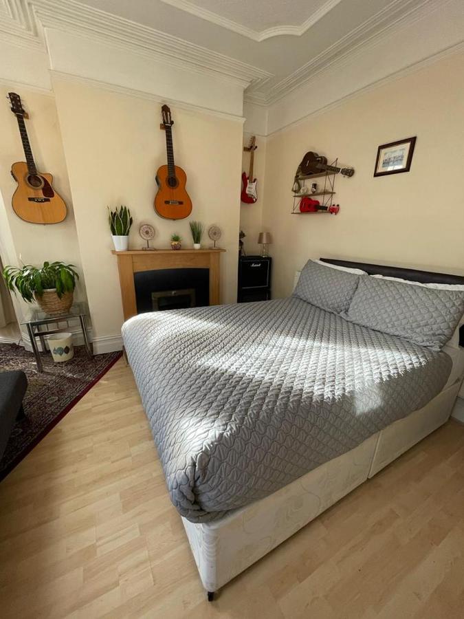Room In Family Home Near Penny Lane Liverpool Luaran gambar