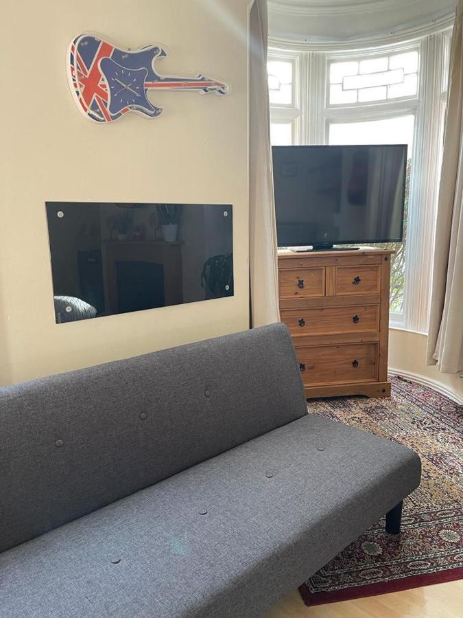 Room In Family Home Near Penny Lane Liverpool Luaran gambar