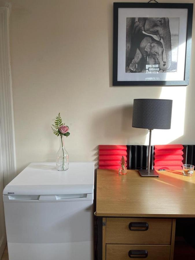 Room In Family Home Near Penny Lane Liverpool Luaran gambar