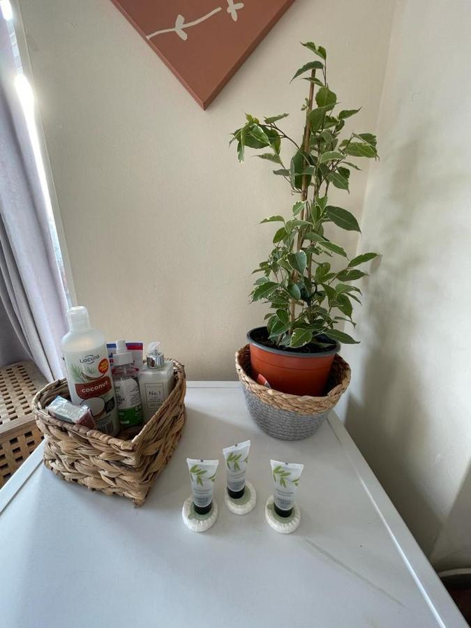 Room In Family Home Near Penny Lane Liverpool Luaran gambar