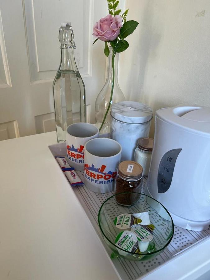 Room In Family Home Near Penny Lane Liverpool Luaran gambar