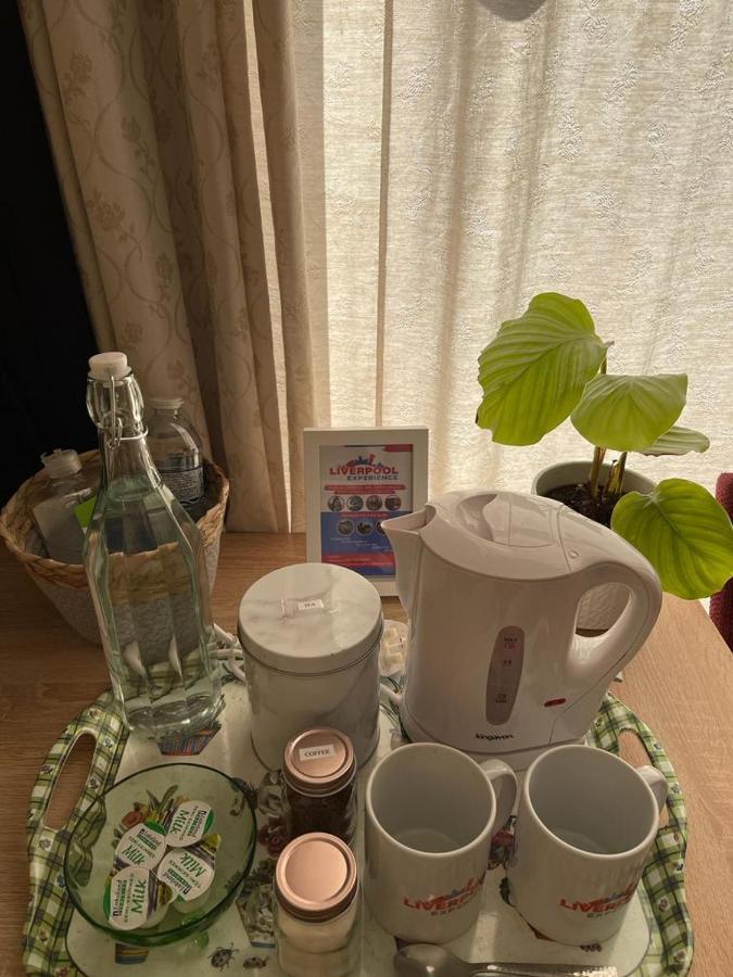 Room In Family Home Near Penny Lane Liverpool Luaran gambar