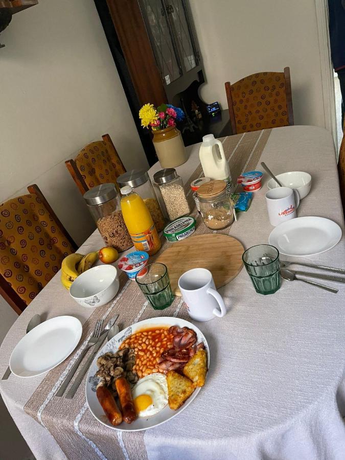 Room In Family Home Near Penny Lane Liverpool Luaran gambar