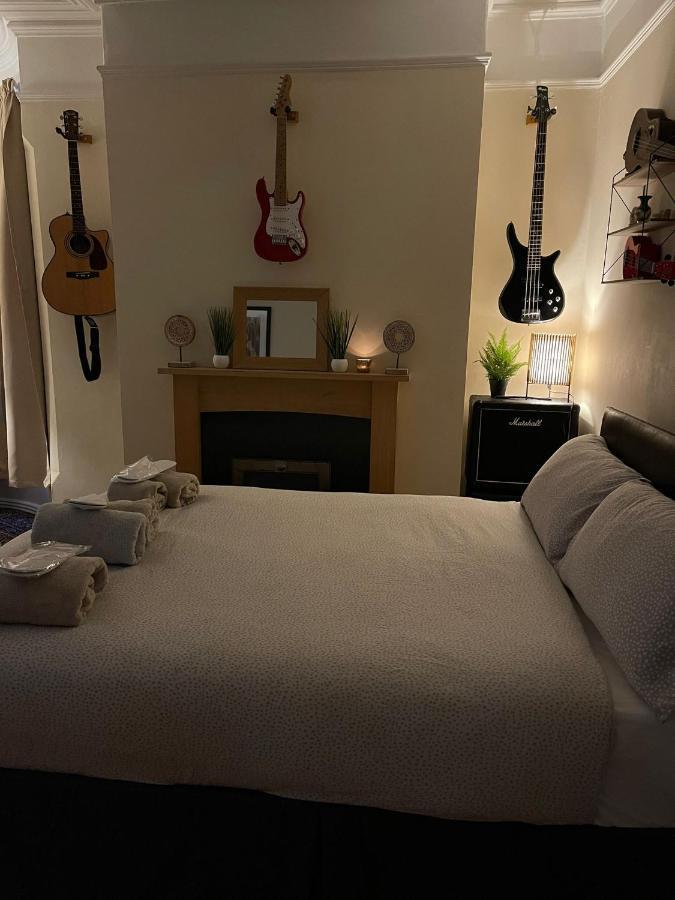 Room In Family Home Near Penny Lane Liverpool Luaran gambar