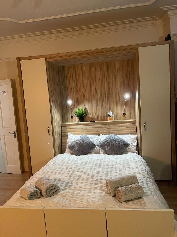 Room In Family Home Near Penny Lane Liverpool Luaran gambar