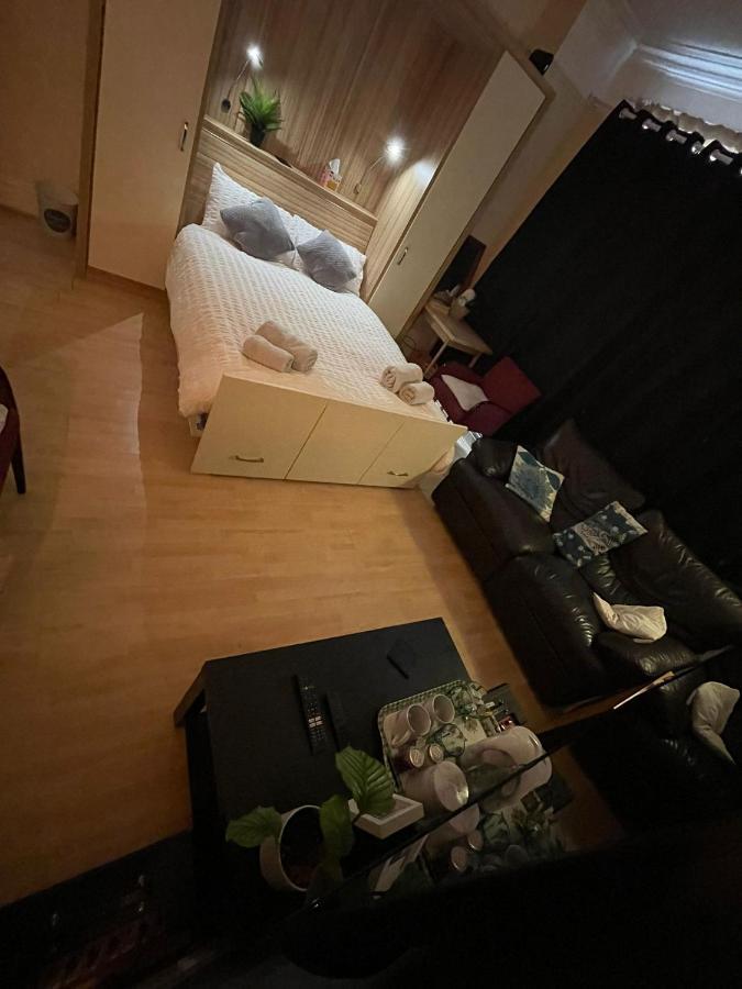 Room In Family Home Near Penny Lane Liverpool Luaran gambar