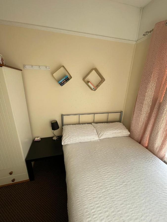 Room In Family Home Near Penny Lane Liverpool Luaran gambar